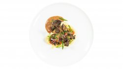 Ficăței de pui cu sos de vin și legume image