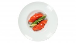 Salată de roșii și castraveți image