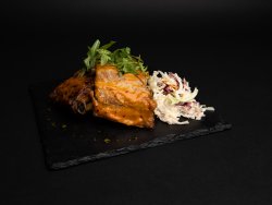 Coaste de porc cu cartofi steakhouse și salată coleslaw image