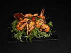 Creveți Black Tiger la grătar cu salată verde și dovlecei tempura image