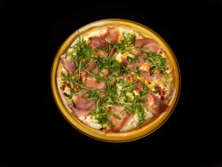 Pizza Quattro Formaggi e Prosciutto Crudo image
