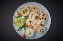 Pasta de naut, tofu si avocado cu paine coapta pe plita image