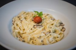 Tagliatelle alla panna e funghi image