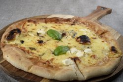 Pizza Quatro formagi image