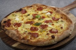 Pizza Quatro formagi cu salam picant image