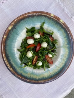 Salată cu mozzarella și roșii cherry image