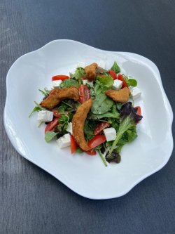 Salată cu pui Crispy image