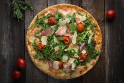Pizza Prosciutto Crudo con Rucola e Pomodorini image