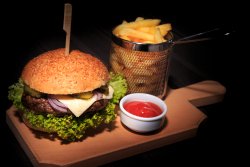 Cheeseburger, cartofi și sos image