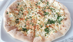 Focaccia cu telemea și verdeață image