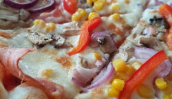 Pizza Con Tutto image