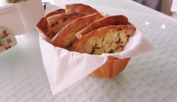 Focaccia cu telemea și verdeață image