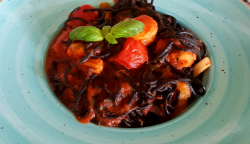 Spaghetti negre cu fructe de mare image