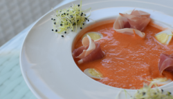 Supă crema de roșii (Salmorejo) cu ou de prepeliță și jambon image