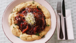 Vită marocană cu legume și hummus image