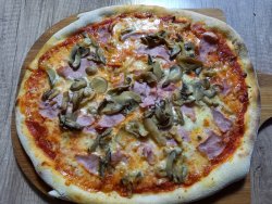 Pizza Prosciutto Fungi image
