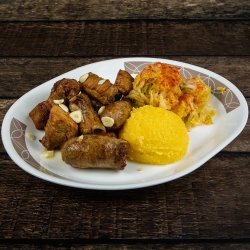 Ceaunu’ lu’ Tuşa proptit în varză şi mălai image