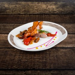 Muşchiuleţ de porc împletit cu afumătură, garnisit cu sos haiducesc image
