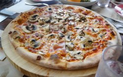 Pizza Prosciutto e Funghi image