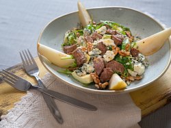 Salata cu vita, gorgonzola avocado si pere image