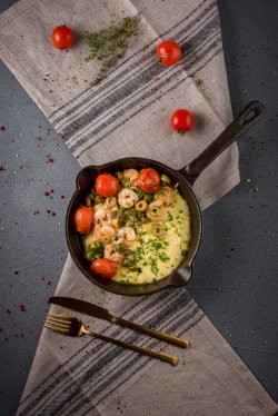 Creveți cu mămăliguță cremoasa cu gorgonzola și brie, măsline verzi, capere, unt, piper și roșii cherry image