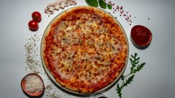 Pizza Prosciutto e Funghi image