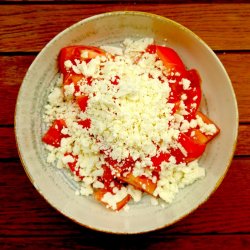 Clasica salată  de roșii cu brânză pe deasupra image