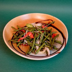 fasole verde friptă cu ardei kapia, ceapă și usturoi image