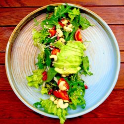salată vegană cu avocado image