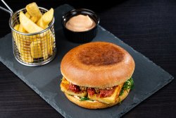 Halloumi burger + Cartofi steakhouse + Sos calypso image