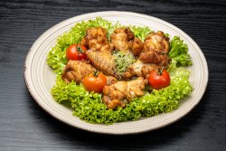 Meniu Aripioare Nepicante + Cartofi Wedges + Sos de usturoi image