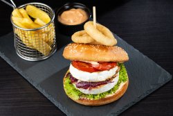 Veggie burger + Cartofi steakhouse + Sos calypso image