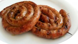 Cârnăciori la gratar image