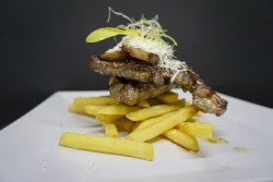 Ceafă țigănească cu cartofi prăjiți image