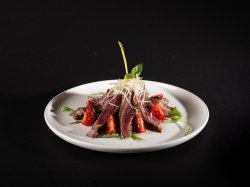 Tagliata de vită pe pat de rucola image