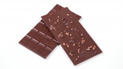 Tabletă de ciocolată raw vegană cu nibsuri de cacao și cafea image
