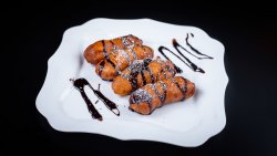 Banană prăjită cu topping de ciocolată sau miere image
