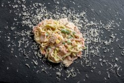 Trottole tricolore în sos alb image