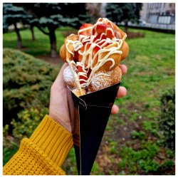 NOU Bubble Waffle cu nutella și căpșune image