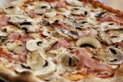 Prosciutto e Funghi image
