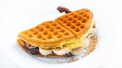 Waffle cu nutella & vanilie & banane & biscuiți image