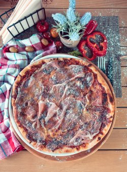 Pizza Crudo e Gorgonzola image
