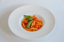Penne cu sos rosu si busuioc image