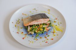 Somon la gratar cu salata bogata si dressing de mustar dijon image