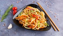WOK cu Udon și pui în sos Taiwanez image