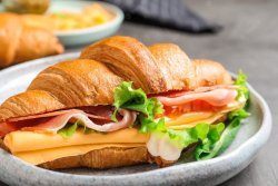 Sandwich croissant cu șunca de porc și cașcaval image