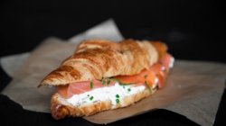 Sandwich croissant cu somon și cremă de brânză image