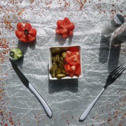 Salată de roșii și castraveți image