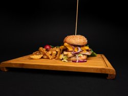 Cheeseburger cu piept de pui & cartofi prăjiţi image