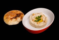 Humus făcut în casă + pita image
